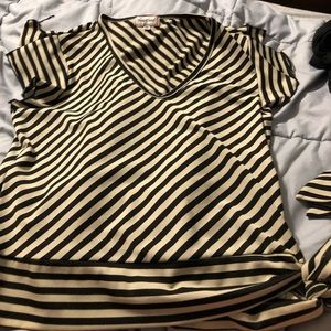 v-neck short sleeve shirt. elastic at the bottom and ties at bottom